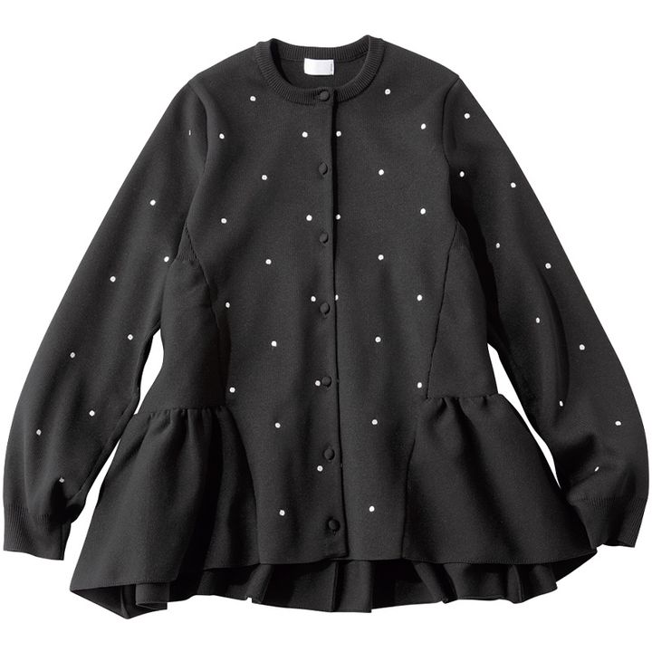 ブラックボディにパールを散りばめ、裾をぽわんと広げた甘めカーディガン