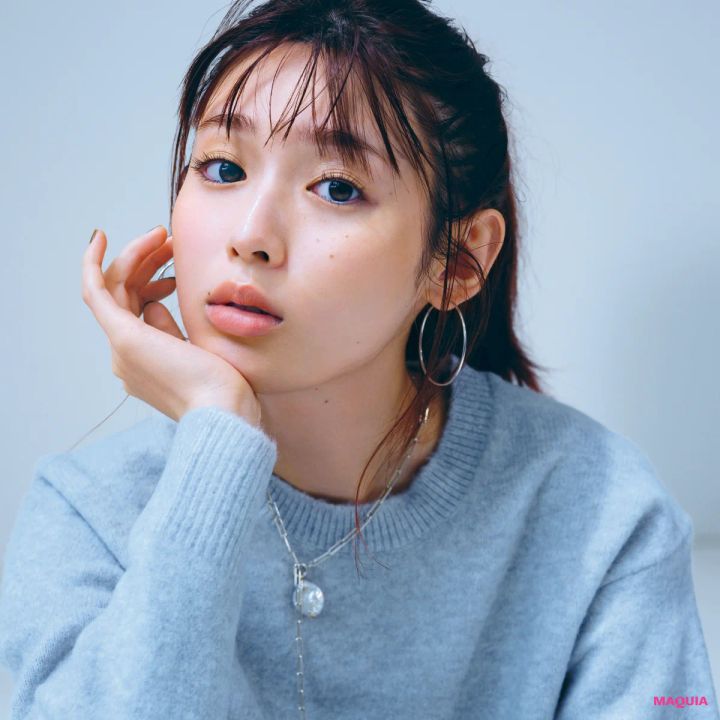 白石聖×ユニクロニットを着る日の洒落見えメイク。スフレヤーンには遊び心をプラス