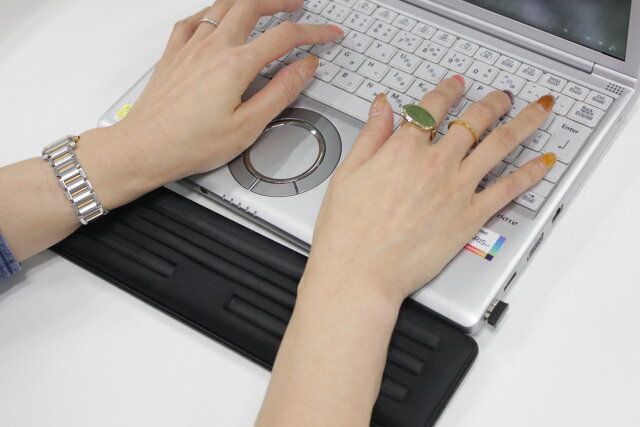 ダイソー 低反発リストレスト 使用例