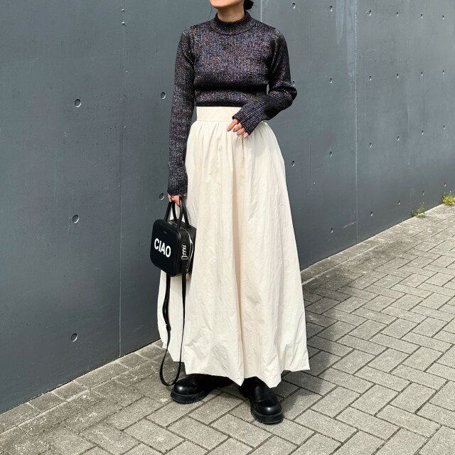 2024秋女性におすすめ白ボリュームスカートコーデ