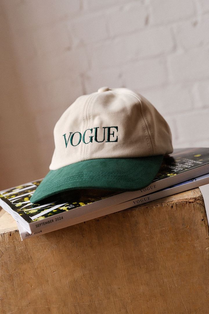『VOGUE』グリーンロゴ刺繍キャップ エクリュ ¥8,700