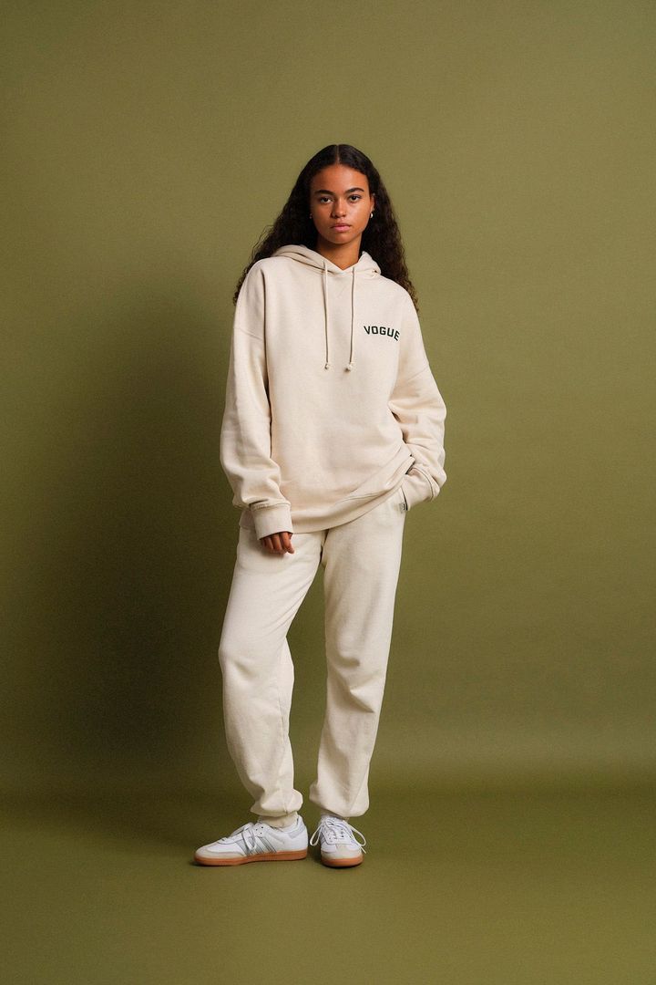 『VOGUE』スモールチームロゴパーカー エクリュ ¥22,000