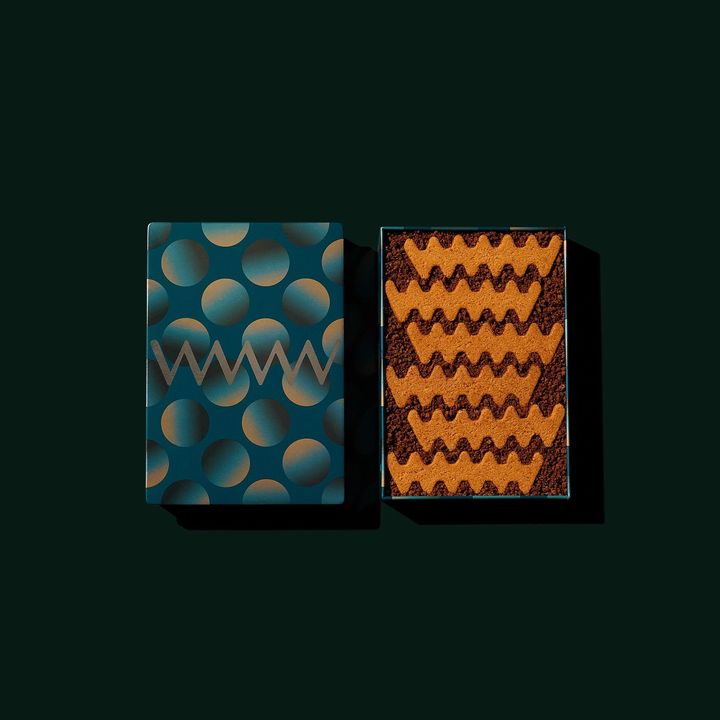 「WONDER SAND（ワンダーサンド）」6個入り ¥3,186（送料込み）。缶の中には、チョコレートクランチが敷き詰められ、クッキーサンドがきれいに埋まっています。パッケージも含めてまるでアートのよう。