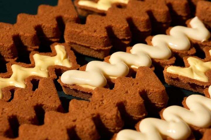 クッキーの中には、北海道産クリームチーズパウダーと国産バターを使用したバタークリームと、北海道産マスカルポーネチーズパウダーとチェダーチーズパウダーをブレンドしたチーズクリームの2種類が閉じ込められています。