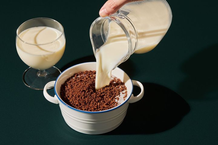 クランチチョコは、牛乳をかけてシリアルのように、また、アイスクリームやヨーグルトのトッピングにもオススメ。最後の一粒まで飽きずに食べられる楽しい仕様！