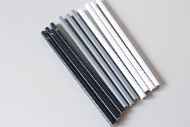 セリアのモノトーンカラー鉛筆4