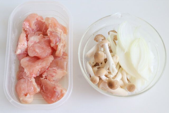 鶏肉、しめじ、たまねぎを切る。