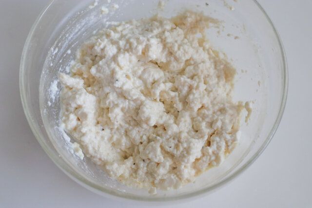 豆腐と調味料を混ぜる。