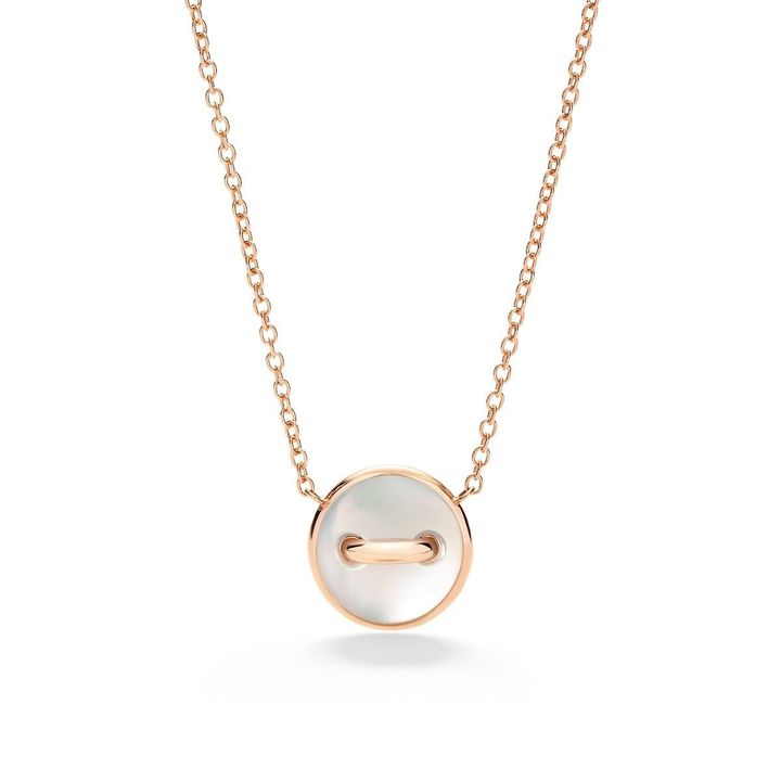 オニキスをあしらったサークルチャームの裏面には、マザーオブパールを配した2WAY仕様