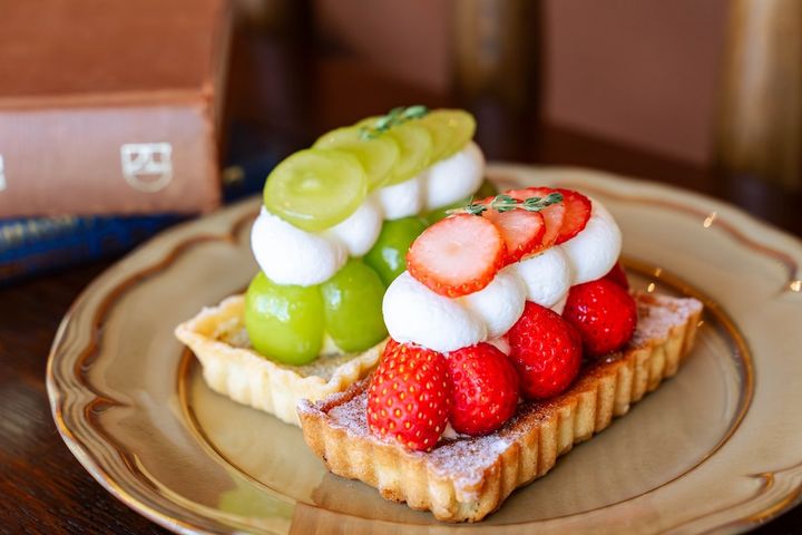 （手前）「ストロベリー」1380円、（奥）「シャインマスカット」1280円