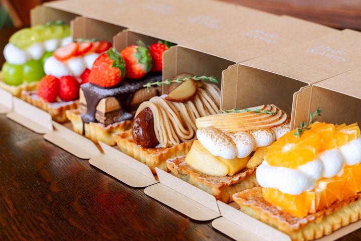 奥から「シャインマスカット」、「ストロベリー」、「チョコレートストロベリー」1380円、「和栗モンブラン」1380円、「アップルシナモン」1080円、「みかん」1080円 ※「シャインマスカット」以外はレギュラーメニュー