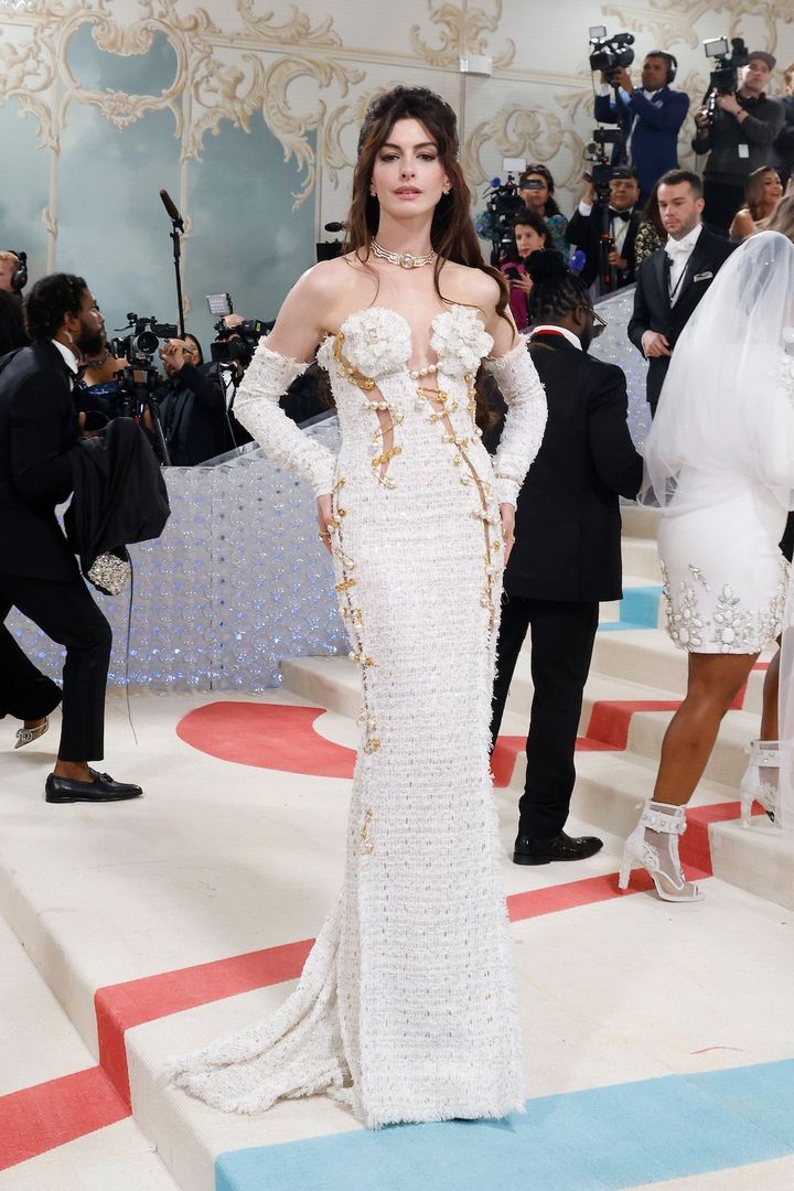 2023年のメットガラでは、ヴェルサーチェのドレスをチョイス。コサージュと安全ピンがゴージャスな色香を後押し。 Photo_ Taylor Hill/Getty Images