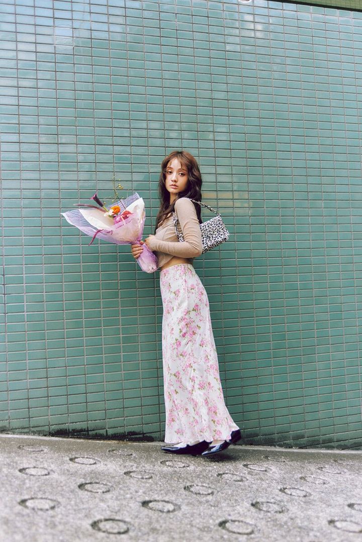 谷まりあ、バッグ、シアートップス、花柄スカート