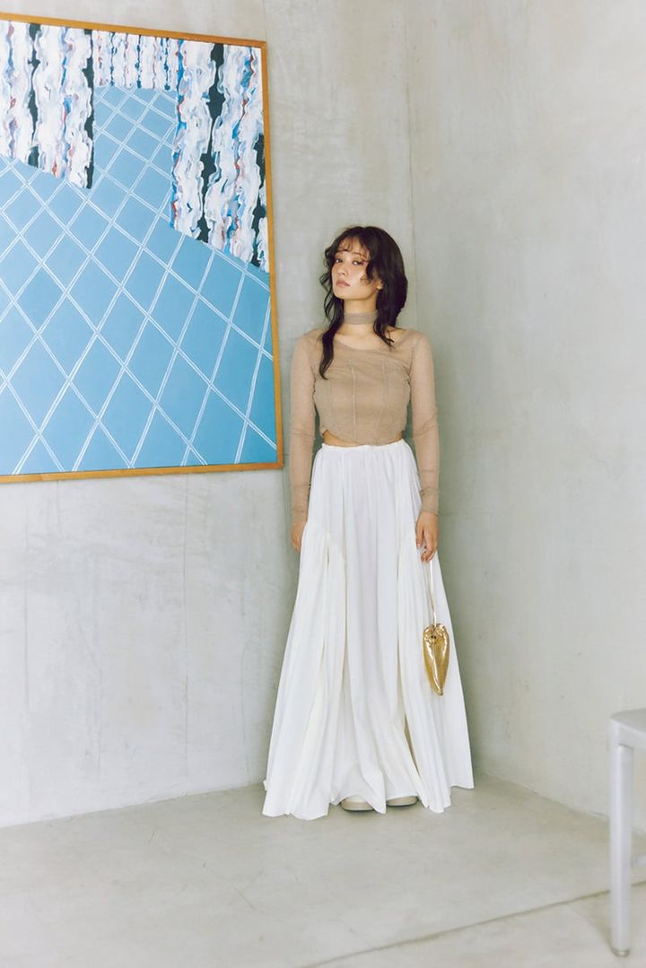 谷まりあ、ギャザースカート、バッグ、シューズ 