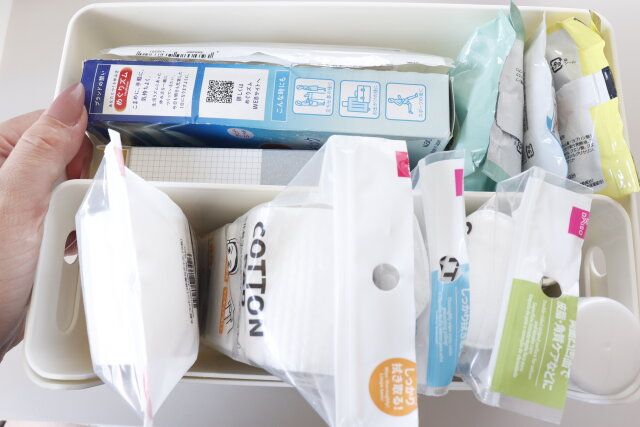 ダイソーの取り出しやすい小物収納ケースの大と小を組み合わせた図