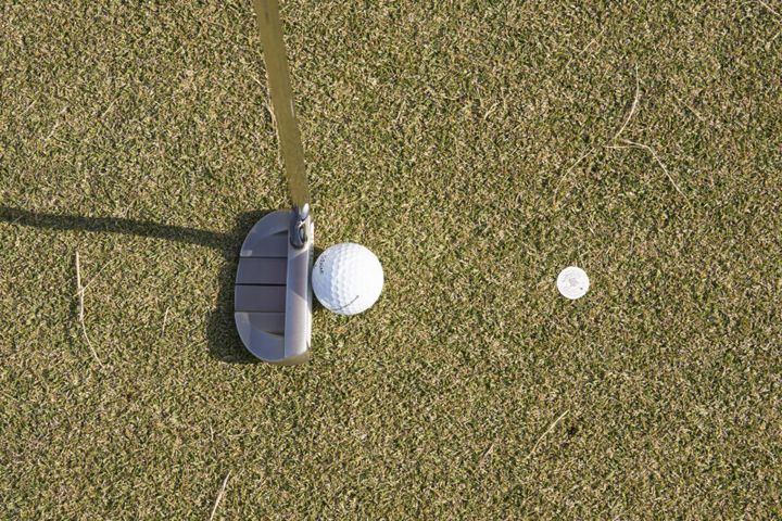 シニアプロの“パターの握り方”とは？左手人さし指に秘訣あり