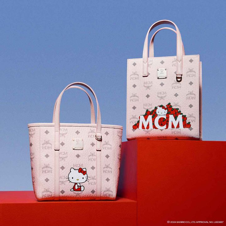 画像: 左「TONI MCM x HELLO KITTY VISETOS SHOPPER MINI」[縦18.5✕横10✕マチ9.5cm]￥93,500、右「AREN MCM x HELLO KITTY VISETOS TOTE MINI」[縦22✕横19✕マチ8.5cm]￥104,500 出典：MCM