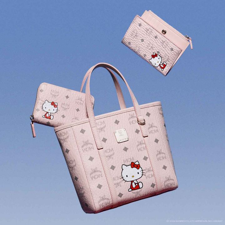 画像: 上から「AREN MCM x HELLO KITTY VISETOS SMALL WALLET MINI」￥46,200、「AREN MCM x HELLO KITTY VISETOS ZIP AROUND MINI」￥49,500、「TONI MCM x HELLO KITTY VISETOS SHOPPER MINI」[縦18.5✕横10✕マチ9.5cm]￥93,500 出典：MCM