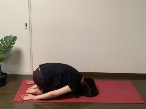 背中を丸めるストレッチ