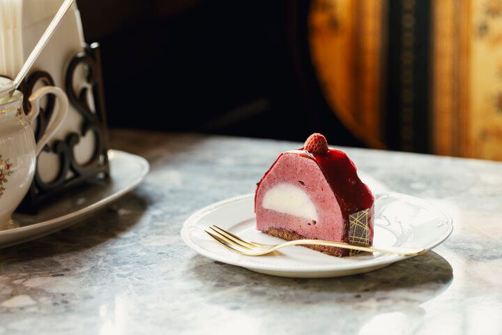 青森「ウィーン菓子 シュトラウス」のエレガントな空間で、本場仕込みのザッハトルテを