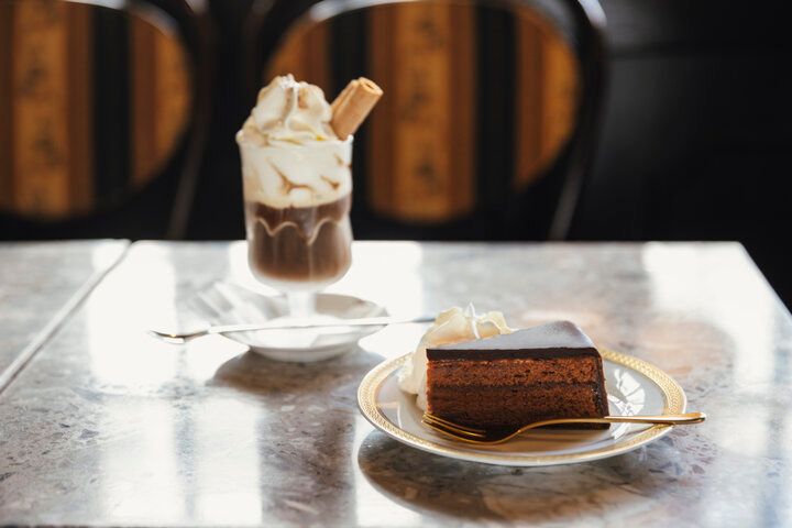 青森「ウィーン菓子 シュトラウス」のエレガントな空間で、本場仕込みのザッハトルテを