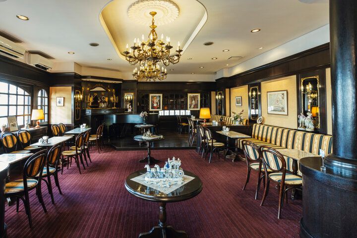 青森「ウィーン菓子 シュトラウス」のエレガントな空間で、本場仕込みのザッハトルテを