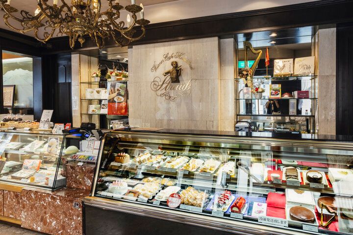 青森「ウィーン菓子 シュトラウス」のエレガントな空間で、本場仕込みのザッハトルテを