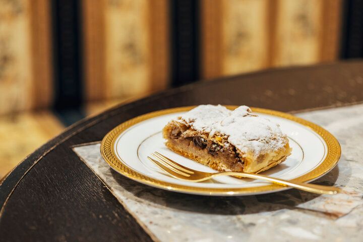 青森「ウィーン菓子 シュトラウス」のエレガントな空間で、本場仕込みのザッハトルテを