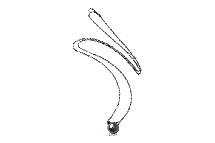 2025年最新海外 胸元に黒猫パールを忍ばせて。〈MIKIMOTO〉のペンダント：GOOD アクセサリー
