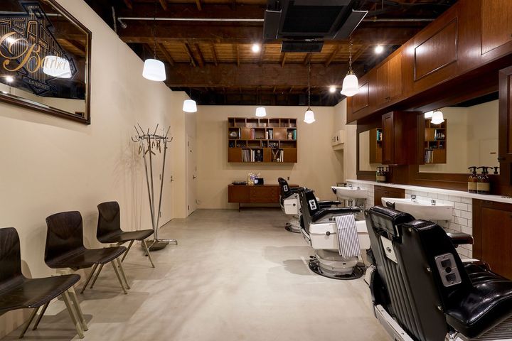 黒と茶のシックなカラーが織り成す、落ち着いた空間が出迎える。