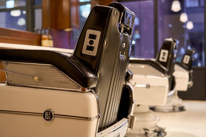 メニュー／シャンプー・カット ¥8,800～ カット・カラー ¥18,700～ カット・シェービング ¥11,000～ ビアード トリム ¥3,300～ シェービング ¥5,500～