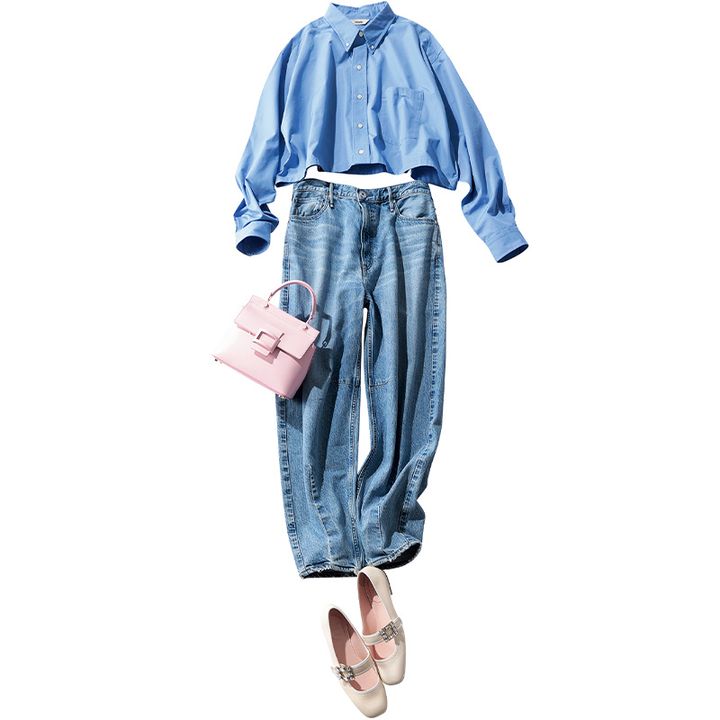 ブルーの短丈シャツにハイライズデニムを合わせピンクのミニバッグやビジュー付きシューズで可愛さをプラス