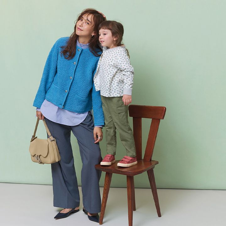 水色×金ボタンで華やかさがたっぷりのカーディガンとパンツコーデ