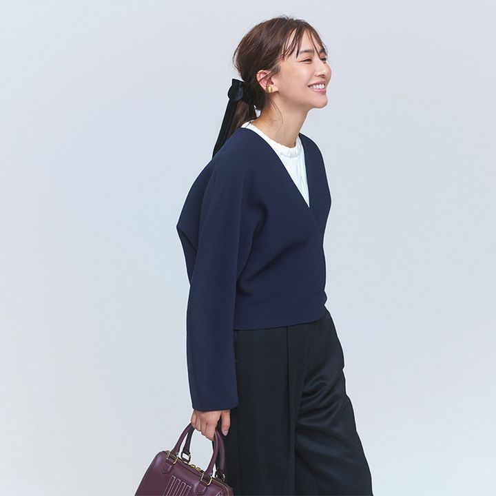 シンプルだけど上品に見える深Vネックのカーディガン