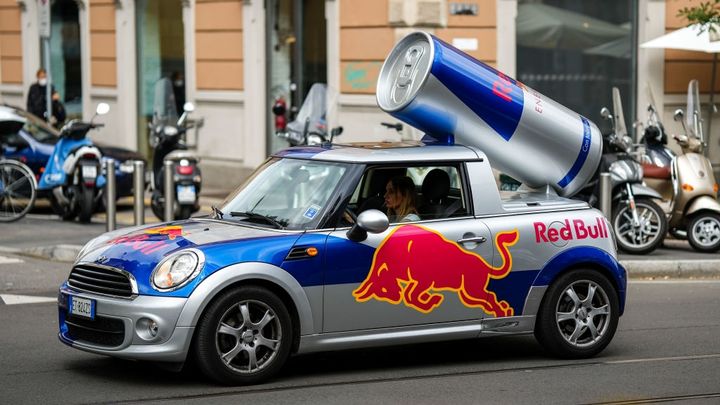 大宮の街で近い将来見られる？レッドブルの「イベント告知」が未来すぎる！