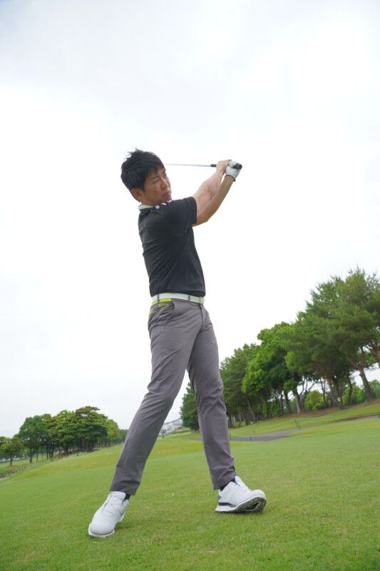 デシャンボーが学んだ飛距離アップ理論！ダイナミックな足使いで飛ばす