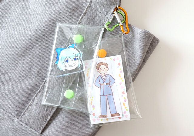 ダイソー アクスタおでかけケース（カラビナ付、オレンジ） アクスタおでかけケース（カラビナ付、グリーン） 使用例