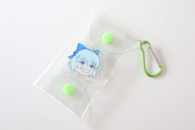 ダイソー アクスタおでかけケース（カラビナ付、グリーン） 使用例