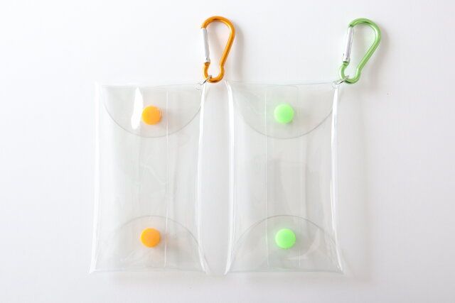 ダイソー アクスタおでかけケース（カラビナ付、オレンジ） アクスタおでかけケース（カラビナ付、グリーン）