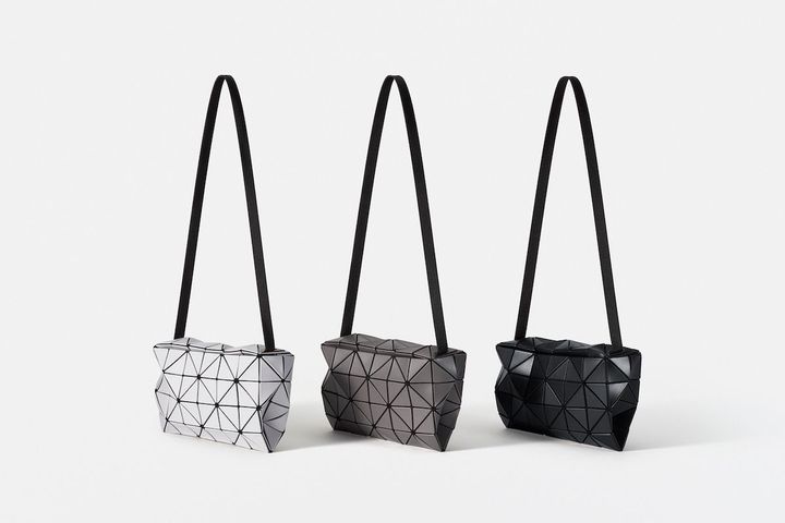 Shoulder bag ¥61,600(H160 × W250 × D80) カラー_LIGHT GRAY, CHARCOAL GRAY, MATTE BLACK