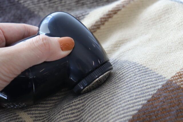 ダイソーの秋冬物に嬉しい電池式毛玉取り