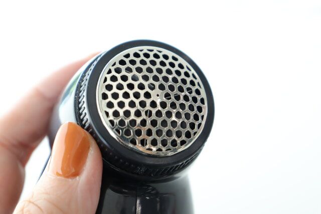 ダイソーの便利な電池式毛玉取り