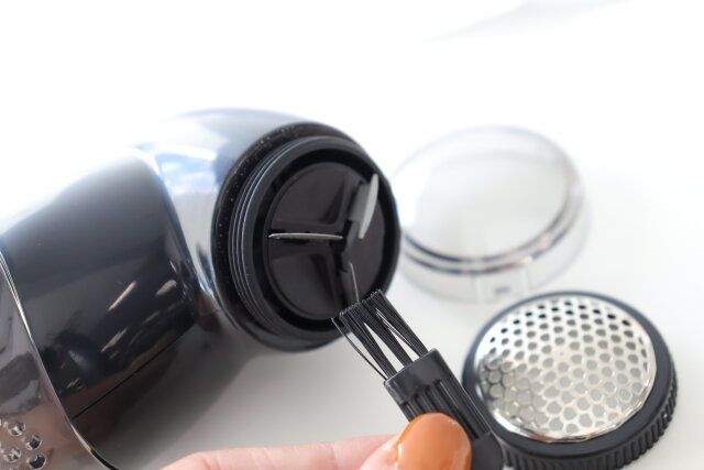 ダイソーのお手入れしやすい電池式毛玉取り