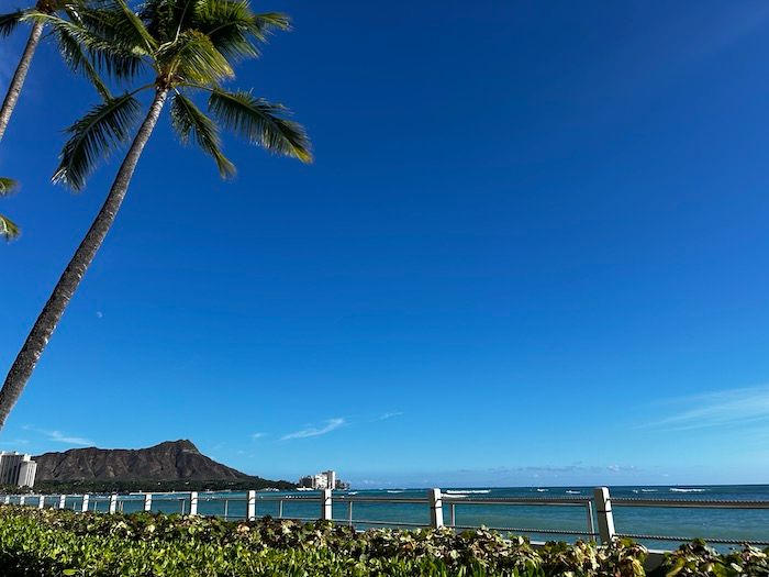 ハワイの海と青い空