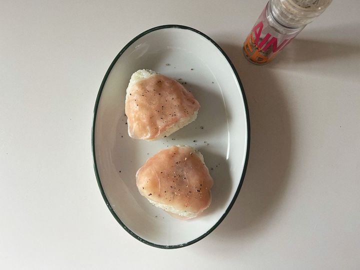 【簡単パリおにぎり】ブラックペッパーがアクセント！生ハムクリチのパリおにぎり【渡辺友美子のパリおにぎりのレシピ vol.1 〜レシピで旅するヨーロッパ〜】