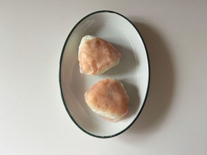 【簡単パリおにぎり】ブラックペッパーがアクセント！生ハムクリチのパリおにぎり【渡辺友美子のパリおにぎりのレシピ vol.1 〜レシピで旅するヨーロッパ〜】