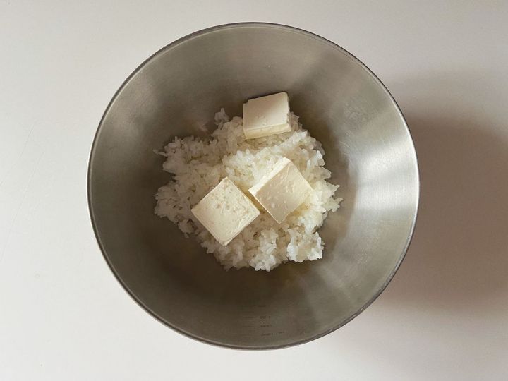 【簡単パリおにぎり】ブラックペッパーがアクセント！生ハムクリチのパリおにぎり【渡辺友美子のパリおにぎりのレシピ vol.1 〜レシピで旅するヨーロッパ〜】