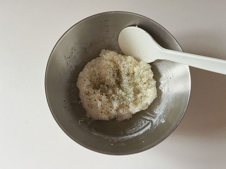 【簡単パリおにぎり】ブラックペッパーがアクセント！生ハムクリチのパリおにぎり【渡辺友美子のパリおにぎりのレシピ vol.1 〜レシピで旅するヨーロッパ〜】