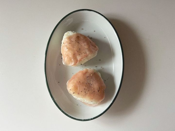 【簡単パリおにぎり】ブラックペッパーがアクセント！生ハムクリチのパリおにぎり【渡辺友美子のパリおにぎりのレシピ vol.1 〜レシピで旅するヨーロッパ〜】