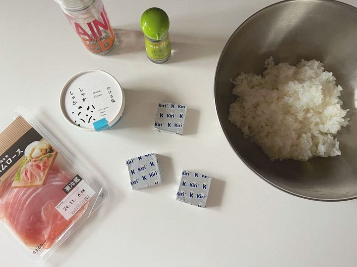 【簡単パリおにぎり】ブラックペッパーがアクセント！生ハムクリチのパリおにぎり【渡辺友美子のパリおにぎりのレシピ vol.1 〜レシピで旅するヨーロッパ〜】